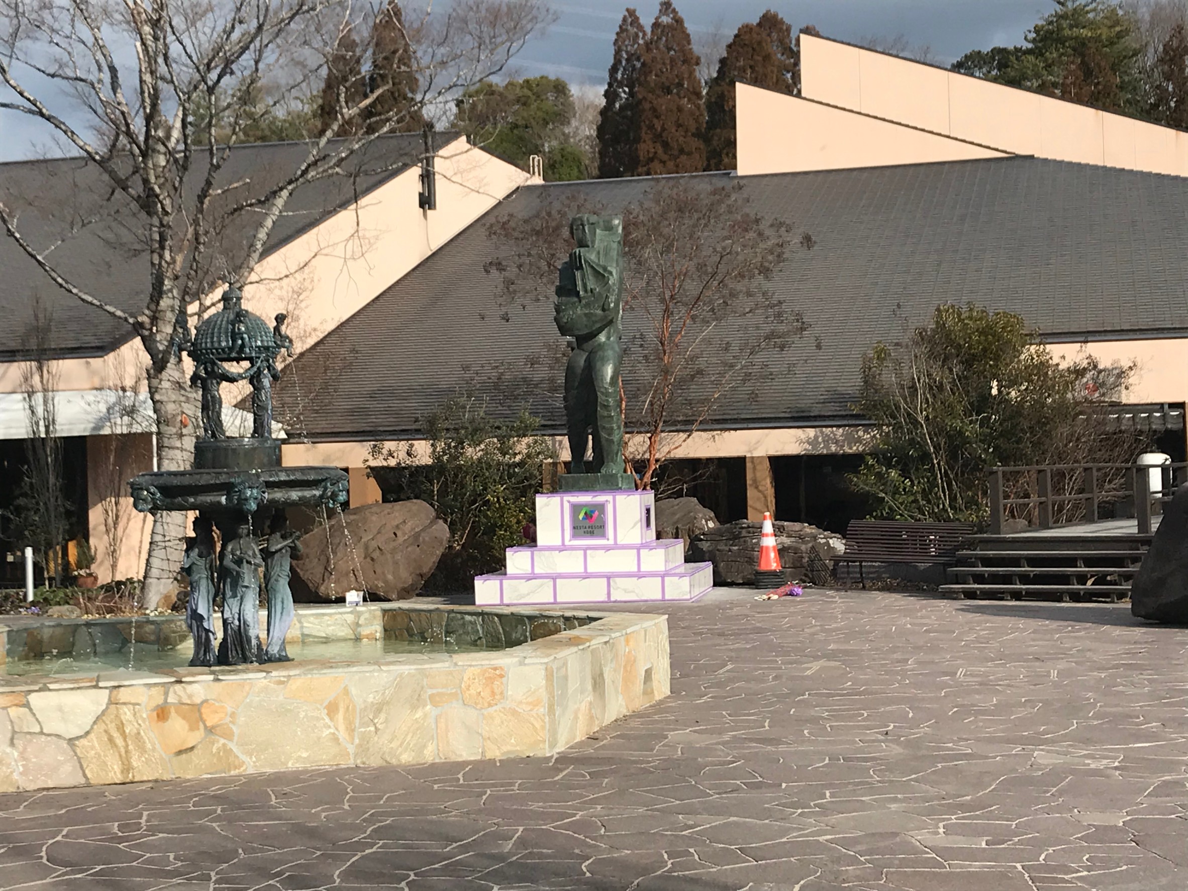 ネスタリゾート神戸　噴水前広場　モニュメント台の石目地シール工事