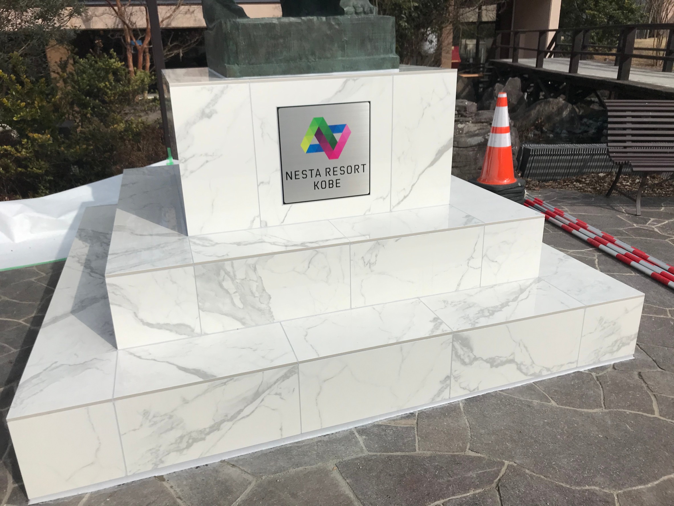 ネスタリゾート神戸　噴水前広場　モニュメント台の石目地シール工事